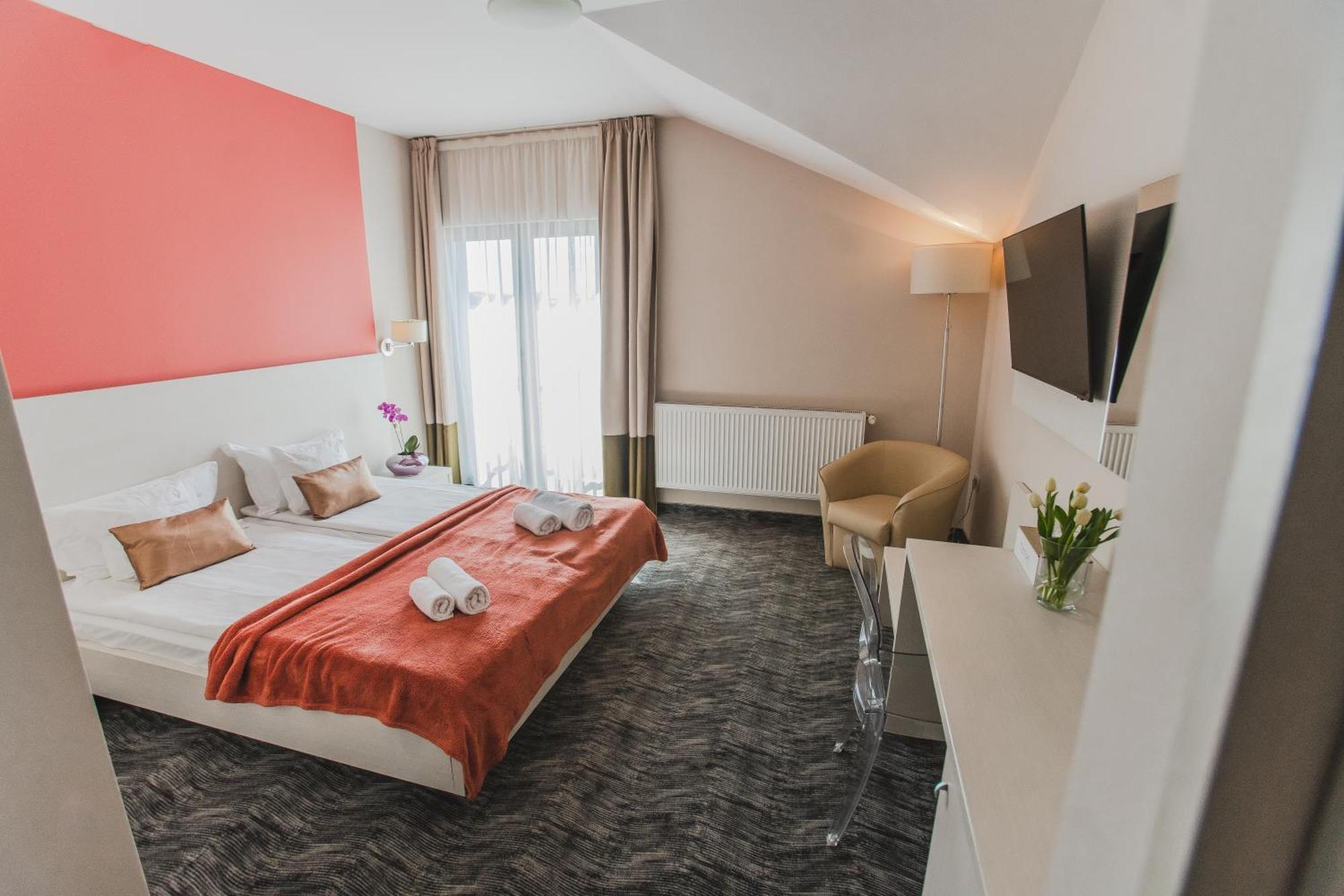 Caro Boutique Hotel Oradea Exterior photo